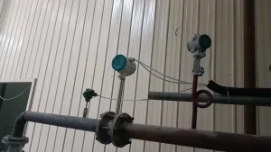 Vortex flowmeter installation with split temperature and pressure compensation